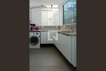 Casa de condomínio à venda com 400m², 5 quartos e 2 vagas Casa de condomínio à venda com 400m², 5 quartos e 2 vagasÁrea de serviço