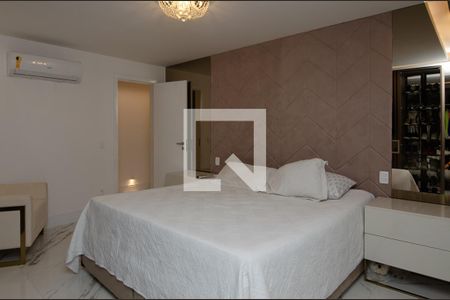 Casa de condomínio à venda com 400m², 5 quartos e 2 vagas Casa de condomínio à venda com 400m², 5 quartos e 2 vagasSuite 3