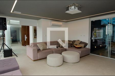 Casa de condomínio à venda com 400m², 5 quartos e 2 vagas Casa de condomínio à venda com 400m², 5 quartos e 2 vagasCinema