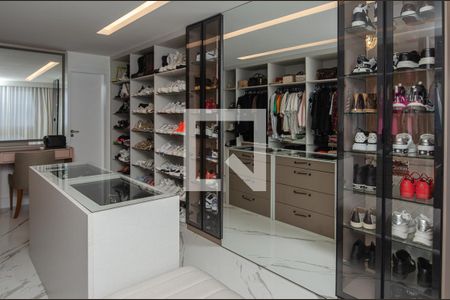 Casa de condomínio à venda com 400m², 5 quartos e 2 vagas Casa de condomínio à venda com 400m², 5 quartos e 2 vagasCloset da suíte 3