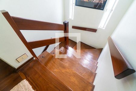 Casa à venda com 350m², 5 quartos e 5 vagas Casa à venda com 350m², 5 quartos e 5 vagasEscada