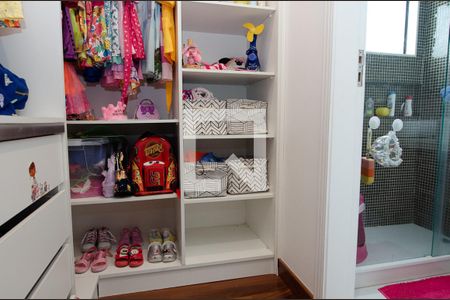 Casa de condomínio para alugar com 293m², 4 quartos e 2 vagas Casa de condomínio para alugar com 293m², 4 quartos e 2 vagasCloset da Suite 2