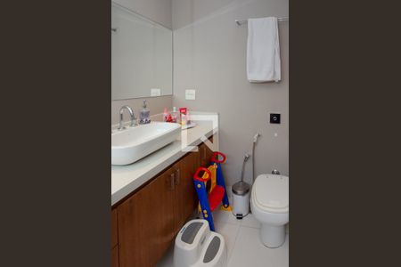 Casa de condomínio para alugar com 293m², 4 quartos e 2 vagas Casa de condomínio para alugar com 293m², 4 quartos e 2 vagasBanheiro da Suíte 2