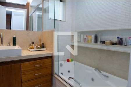 Casa de condomínio para alugar com 293m², 4 quartos e 2 vagas Casa de condomínio para alugar com 293m², 4 quartos e 2 vagasBanheiro da Suíte 1