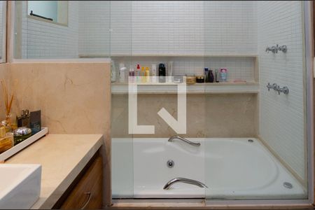Casa de condomínio para alugar com 293m², 4 quartos e 2 vagas Casa de condomínio para alugar com 293m², 4 quartos e 2 vagasBanheiro da Suíte 1