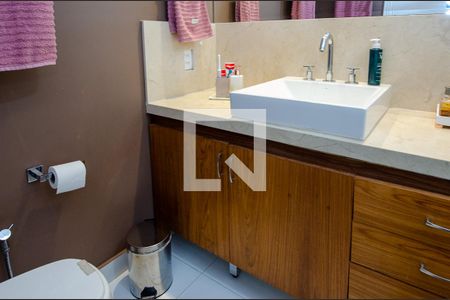 Casa de condomínio para alugar com 293m², 4 quartos e 2 vagas Casa de condomínio para alugar com 293m², 4 quartos e 2 vagasBanheiro da Suíte 1