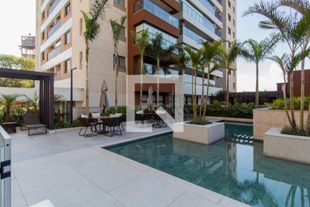 Apartamento à venda com 230m², 4 quartos e 4 vagas Apartamento à venda com 230m², 4 quartos e 4 vagasÁrea comum - Piscina