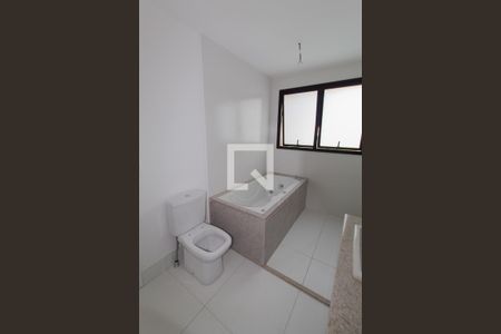 Apartamento à venda com 230m², 4 quartos e 4 vagas Apartamento à venda com 230m², 4 quartos e 4 vagasBanheiro da Suíte 2