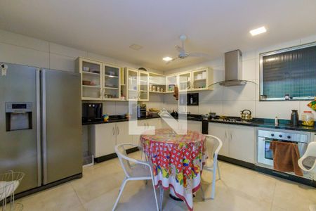 Casa de condomínio à venda com 445m², 7 quartos e 3 vagas Casa de condomínio à venda com 445m², 7 quartos e 3 vagasCozinha