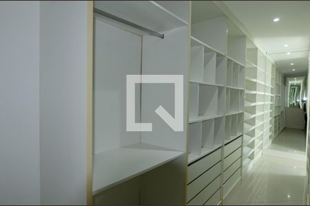 Casa de condomínio à venda com 600m², 6 quartos e 3 vagas Casa de condomínio à venda com 600m², 6 quartos e 3 vagasCloset da suíte 4