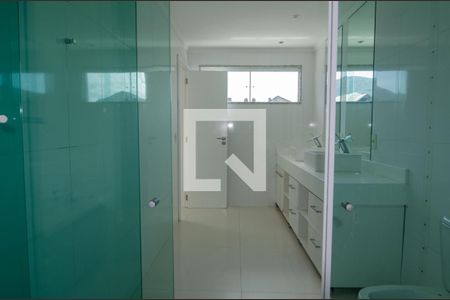 Casa de condomínio à venda com 600m², 6 quartos e 3 vagas Casa de condomínio à venda com 600m², 6 quartos e 3 vagasBanheiro da suíte 4