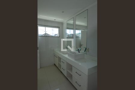 Casa de condomínio à venda com 600m², 6 quartos e 3 vagas Casa de condomínio à venda com 600m², 6 quartos e 3 vagasBanheiro da suíte 4