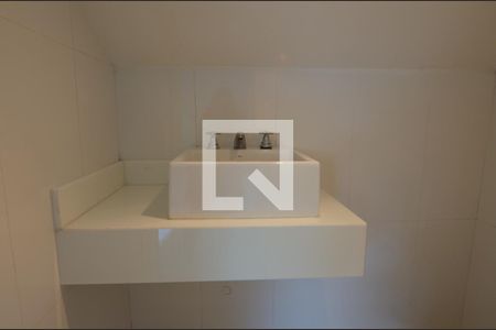 Casa de condomínio à venda com 600m², 6 quartos e 3 vagas Casa de condomínio à venda com 600m², 6 quartos e 3 vagasBanheiro 2