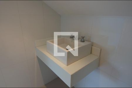 Casa de condomínio à venda com 600m², 6 quartos e 3 vagas Casa de condomínio à venda com 600m², 6 quartos e 3 vagasBanheiro 2