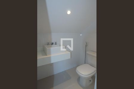 Casa de condomínio à venda com 600m², 6 quartos e 3 vagas Casa de condomínio à venda com 600m², 6 quartos e 3 vagasBanheiro 2