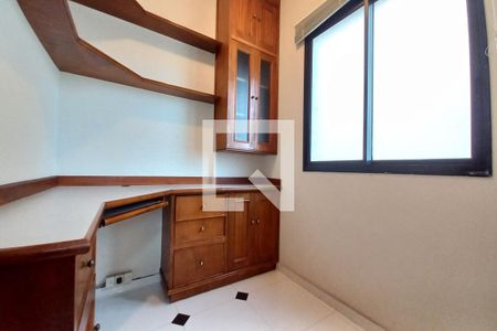 Apartamento à venda com 165m², 4 quartos e 2 vagas Apartamento à venda com 165m², 4 quartos e 2 vagasQuarto de Serviço