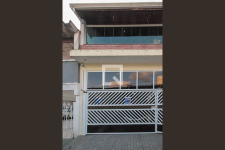 Casa à venda com 159m², 3 quartos e 2 vagas Casa à venda com 159m², 3 quartos e 2 vagasFachada