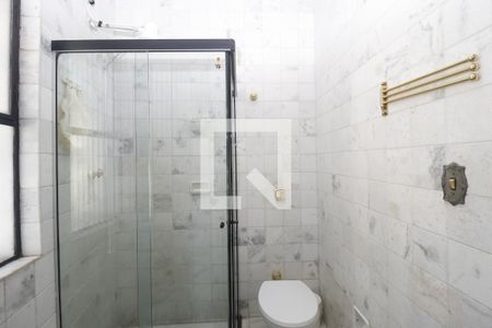 Casa à venda com 390m², 5 quartos e 7 vagasBanheiro da Suíte 2