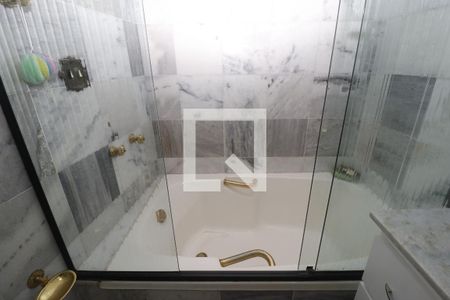 Casa à venda com 390m², 5 quartos e 7 vagasBanheiro da Suíte 1