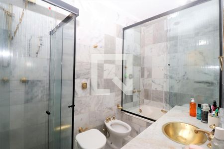 Casa à venda com 390m², 5 quartos e 7 vagasBanheiro da Suíte 1