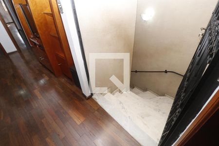 Casa à venda com 390m², 5 quartos e 7 vagasEscada