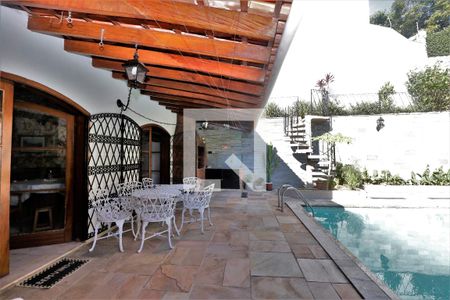 Casa à venda com 390m², 5 quartos e 7 vagasChurrasqueira