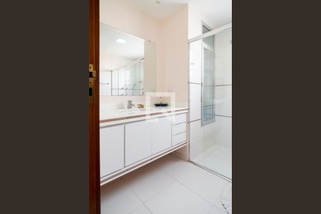 Apartamento à venda com 239m², 3 quartos e 3 vagas Apartamento à venda com 239m², 3 quartos e 3 vagasBanheiro Quarto 3 - Suíte