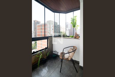 Apartamento à venda com 239m², 3 quartos e 3 vagas Apartamento à venda com 239m², 3 quartos e 3 vagasVaranda Quarto 3 - Suite