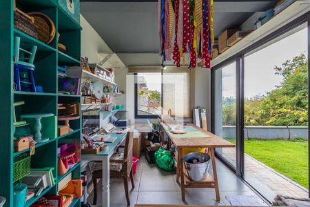 Casa de condomínio à venda com 327m², 4 quartos e 6 vagas Casa de condomínio à venda com 327m², 4 quartos e 6 vagasSalão no Quintal