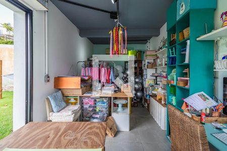 Casa de condomínio à venda com 327m², 4 quartos e 6 vagas Casa de condomínio à venda com 327m², 4 quartos e 6 vagasSalão no Quintal