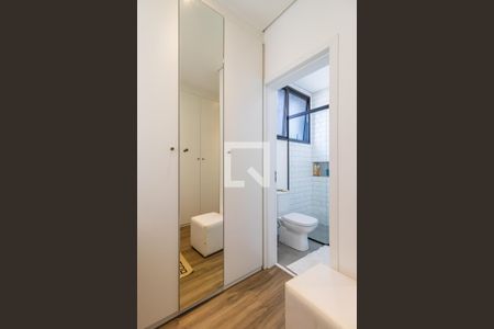 Casa de condomínio à venda com 327m², 4 quartos e 6 vagas Casa de condomínio à venda com 327m², 4 quartos e 6 vagasBanheiro da Suíte 1