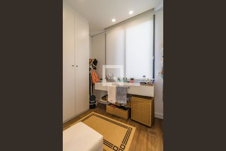 Casa de condomínio à venda com 327m², 4 quartos e 6 vagas Casa de condomínio à venda com 327m², 4 quartos e 6 vagasBanheiro da Suíte 1