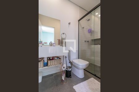 Casa de condomínio à venda com 327m², 4 quartos e 6 vagas Casa de condomínio à venda com 327m², 4 quartos e 6 vagasBanheiro da Suíte 2