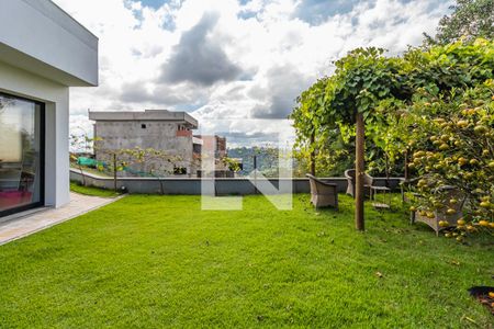 Casa de condomínio à venda com 327m², 4 quartos e 6 vagas Casa de condomínio à venda com 327m², 4 quartos e 6 vagasQuintal