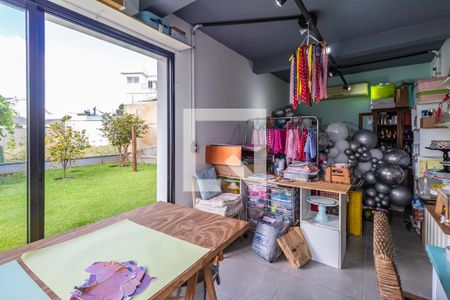 Casa de condomínio à venda com 327m², 4 quartos e 6 vagas Casa de condomínio à venda com 327m², 4 quartos e 6 vagasSalão no Quintal