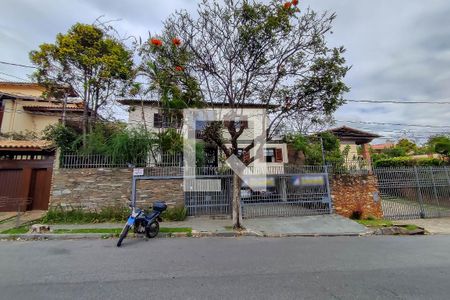 Casa à venda com 300m², 4 quartos e 4 vagas Casa à venda com 300m², 4 quartos e 4 vagasFachada