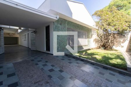 Casa à venda com 217m², 3 quartos e 4 vagas Casa à venda com 217m², 3 quartos e 4 vagasEntrada