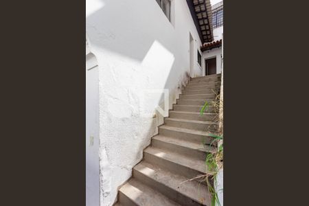 Casa para alugar com 320m², 5 quartos e sem vaga Casa para alugar com 320m², 5 quartos e sem vagaEscadas Quintal 2