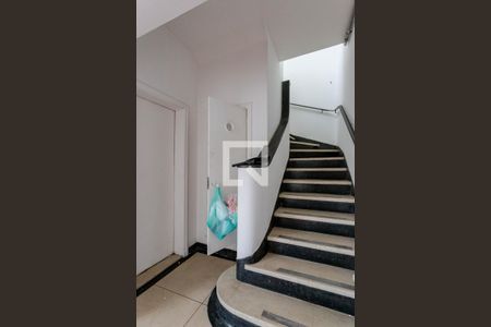 Casa para alugar com 320m², 5 quartos e sem vaga Casa para alugar com 320m², 5 quartos e sem vagaEscadas