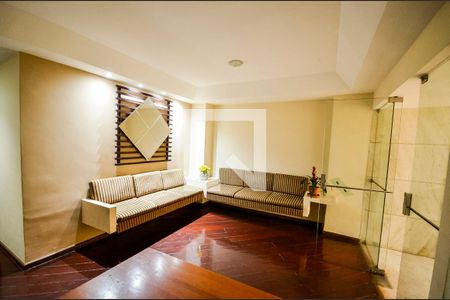 Apartamento à venda com 156m², 3 quartos e 1 vaga Apartamento à venda com 156m², 3 quartos e 1 vagaHall