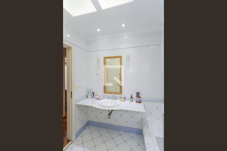 Casa à venda com 980m², 5 quartos e 9 vagasBanheiro suite 2