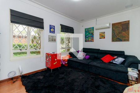 Casa de condomínio à venda com 547m², 4 quartos e 5 vagas Casa de condomínio à venda com 547m², 4 quartos e 5 vagasSala de TV