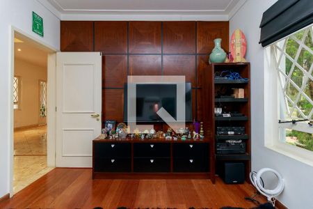 Casa de condomínio à venda com 547m², 4 quartos e 5 vagas Casa de condomínio à venda com 547m², 4 quartos e 5 vagasSala de TV