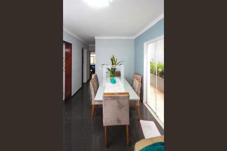 Casa à venda com 130m², 5 quartos e 2 vagas Casa à venda com 130m², 5 quartos e 2 vagasSala de Jantar