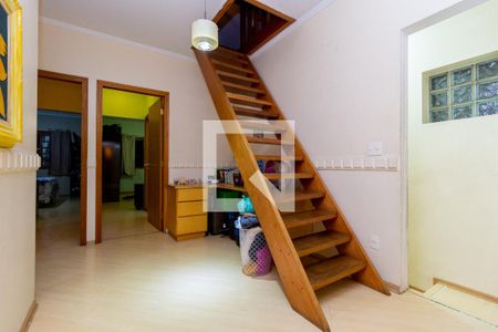 Casa à venda com 300m², 3 quartos e 8 vagasEscada