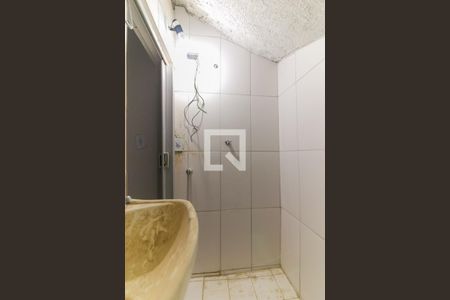 Banheiro de casa para alugar com 1 quarto, 20m² em Jardim Miriam, São Paulo