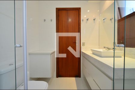 Apartamento à venda com 214m², 4 quartos e 4 vagasBanheiro da Suíte 2