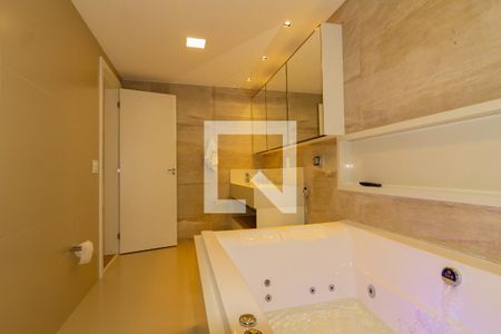 Apartamento à venda com 260m², 3 quartos e 2 vagas Apartamento à venda com 260m², 3 quartos e 2 vagasDetalhe do banheiro da suíte 2