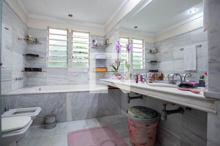 Casa à venda com 386m², 9 quartos e 4 vagasBanheiro da suíte