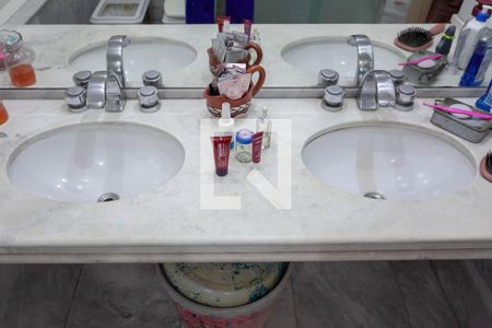 Casa à venda com 386m², 9 quartos e 4 vagasBanheiro da suíte